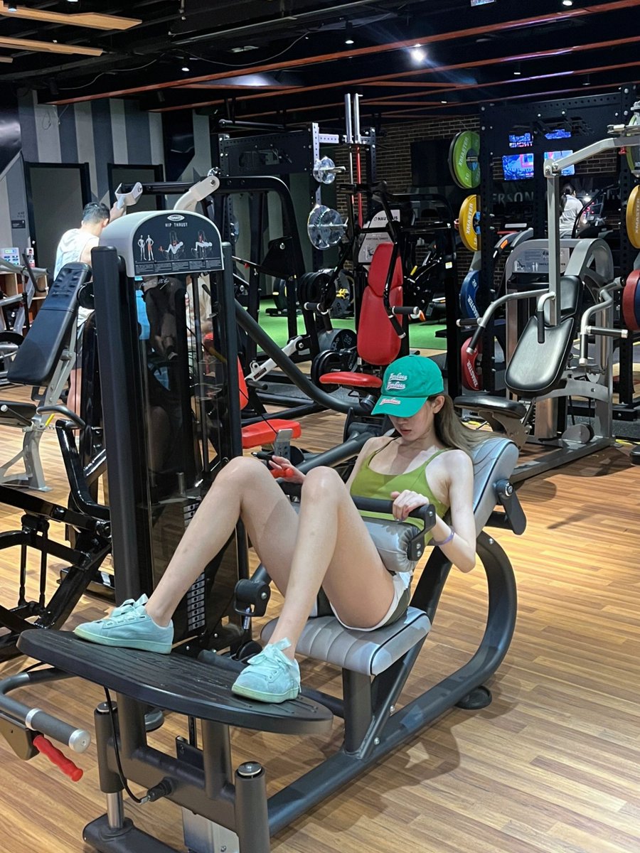 alerixel's tweet image. Be a girl with texture, exercise and keep fit, read and travel, neither sad nor happy, low-key and beautiful.💪🏻