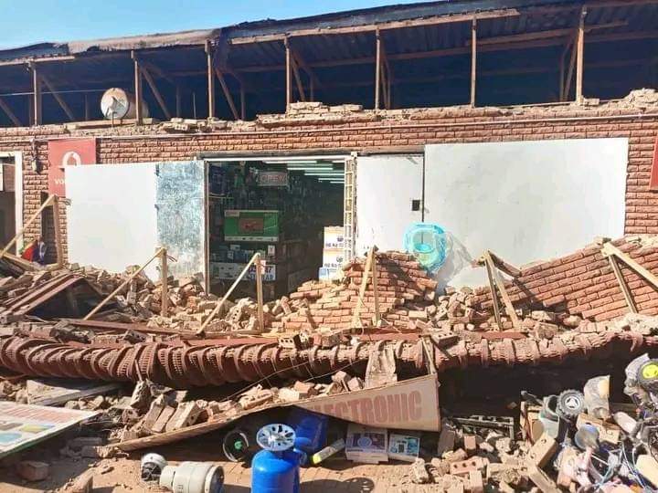 VhembeO's tweet photo. BREAKING NEWS | ROOF COLLAPSES IN THOHOYANDOU
THOHOYANDOU: A roof has collapsed from a building in Thohoyandou CBD this morning.
Injuries and fatalities cannot be ruled out at this stage.
Emmergency personnel services are on the scene.
#VhembeObserver https://t.co/nTmCAdwhkz