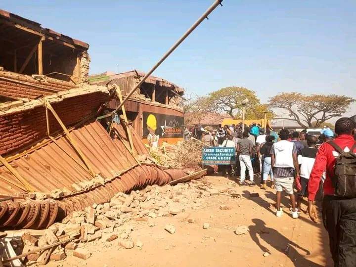 VhembeO's tweet photo. BREAKING NEWS | ROOF COLLAPSES IN THOHOYANDOU
THOHOYANDOU: A roof has collapsed from a building in Thohoyandou CBD this morning.
Injuries and fatalities cannot be ruled out at this stage.
Emmergency personnel services are on the scene.
#VhembeObserver https://t.co/nTmCAdwhkz