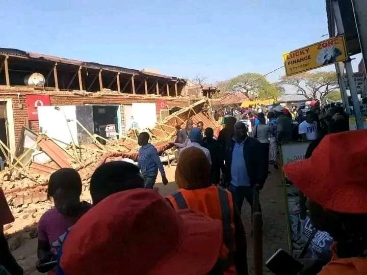 VhembeO's tweet photo. BREAKING NEWS | ROOF COLLAPSES IN THOHOYANDOU
THOHOYANDOU: A roof has collapsed from a building in Thohoyandou CBD this morning.
Injuries and fatalities cannot be ruled out at this stage.
Emmergency personnel services are on the scene.
#VhembeObserver https://t.co/nTmCAdwhkz