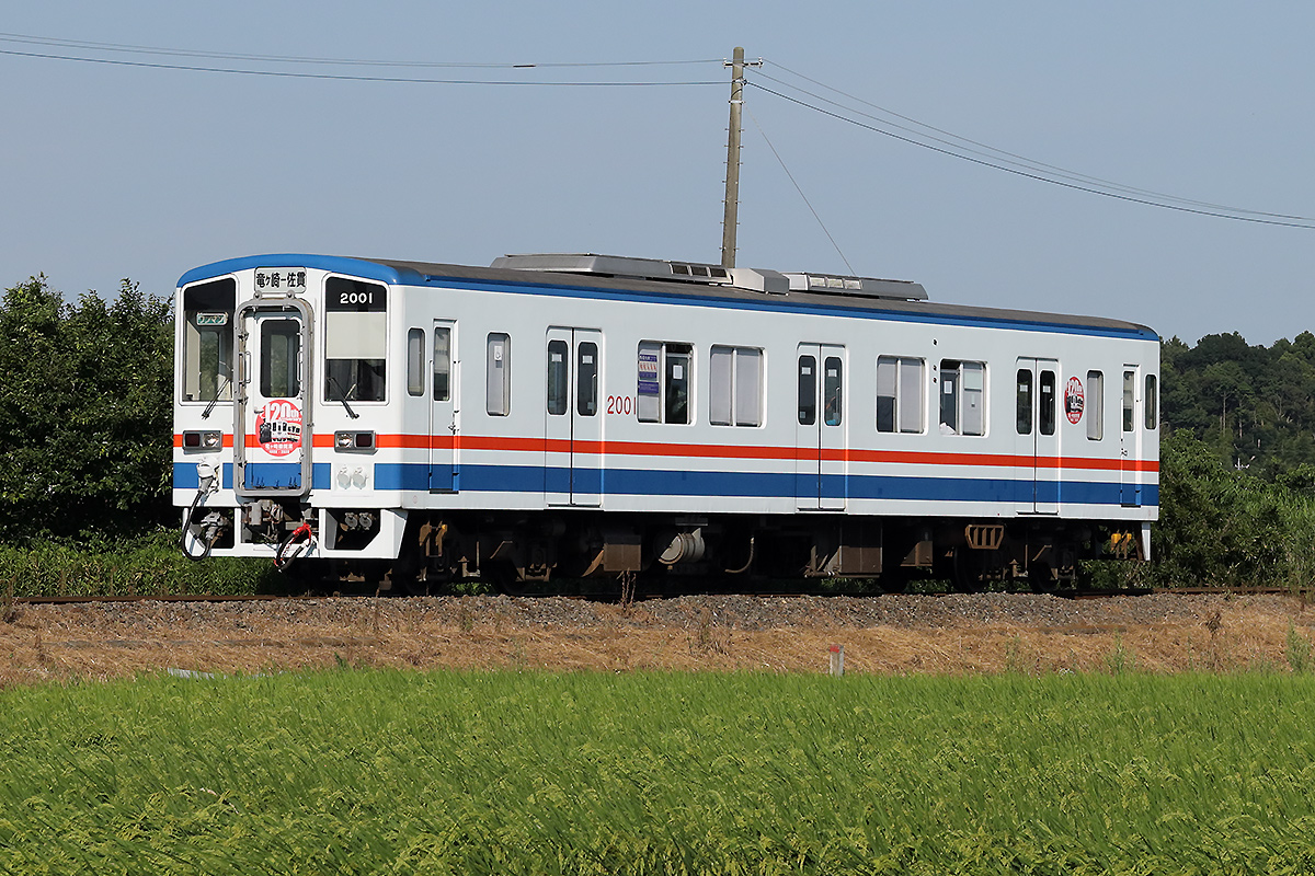 本日(2023年8月14日)で開業123周年を迎えた関東鉄道竜ケ崎線。まだ現物を見ていないけど、見覚えのあるデザインのヘッドマークを掲出しているようです。 写真は2020年8月14日撮影。