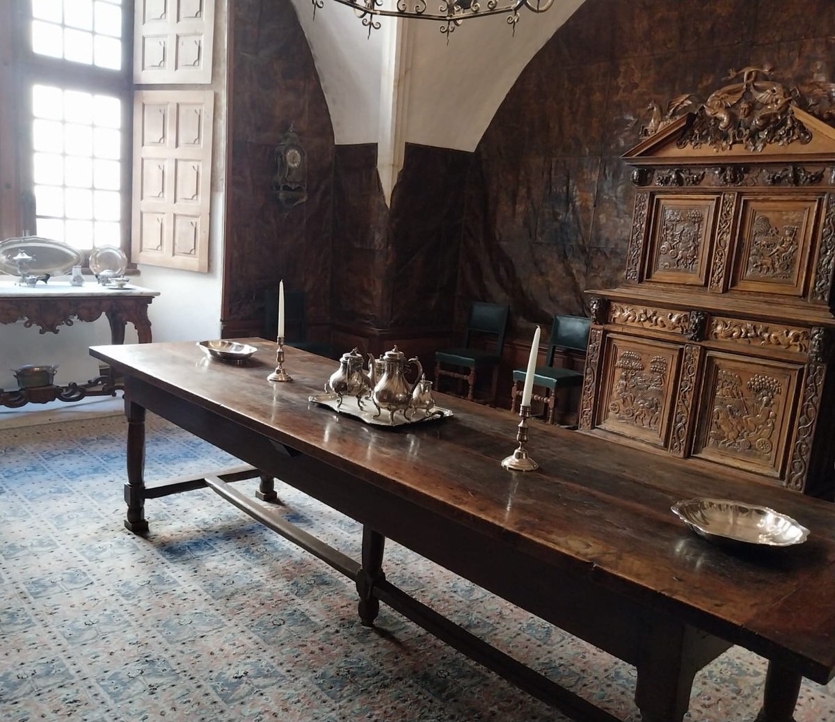 Guitri13's tweet photo. 🏰 bien meublé et souvent décoré suivant les pièces, du XV eme au XIX eme siècle (près de 40 pièces)
👁️ #Tapisseries d'Aubusson, une salle dont les murs sont couverts de #cuirs de Cordoue (insolite), un grand salon très lumineux et ses gypseries...
@MplTourisme @fond_patrimoine https://t.co/mQ9FL8F7Vc