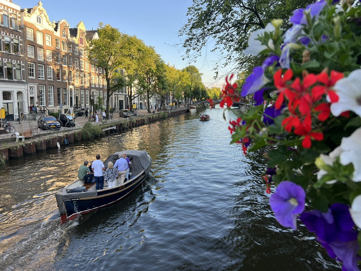 ozclkfatma1's tweet photo. Kanallar şehri…😍#Amsterdam #StreetArt #Nederland #beautifulcity https://t.co/ojzM6msfNb