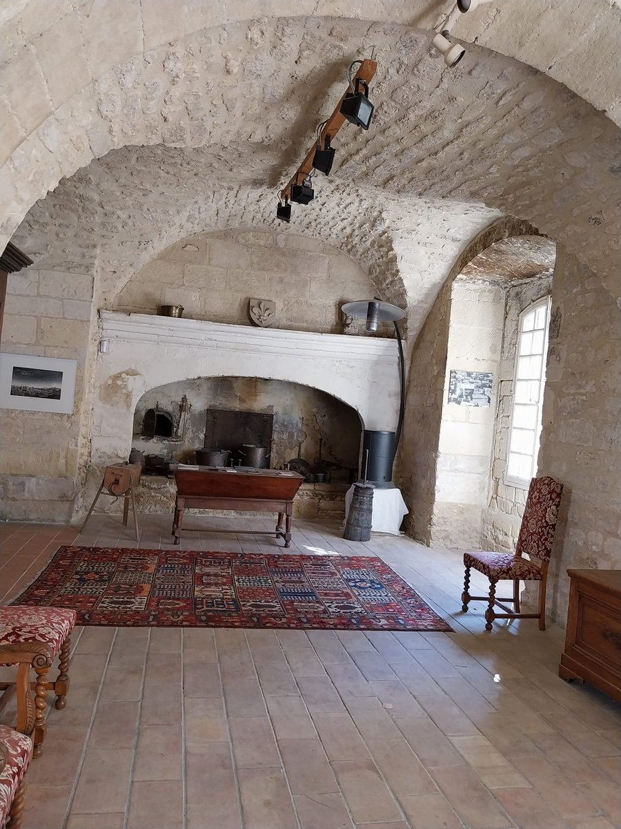 Guitri13's tweet photo. 🏰 bien meublé et souvent décoré suivant les pièces, du XV eme au XIX eme siècle (près de 40 pièces)
👁️ #Tapisseries d'Aubusson, une salle dont les murs sont couverts de #cuirs de Cordoue (insolite), un grand salon très lumineux et ses gypseries...
@MplTourisme @fond_patrimoine https://t.co/mQ9FL8F7Vc