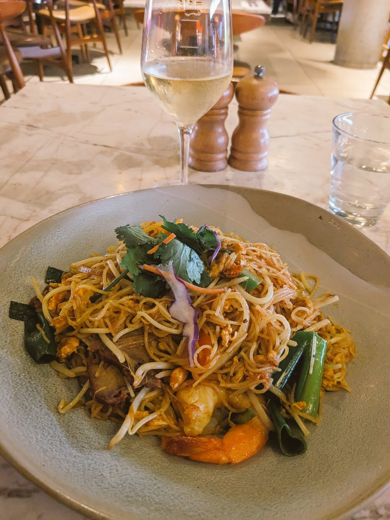 I don't often take photos of food but when I do, it's because it was bloody delicious 😋 #singaporenoodles