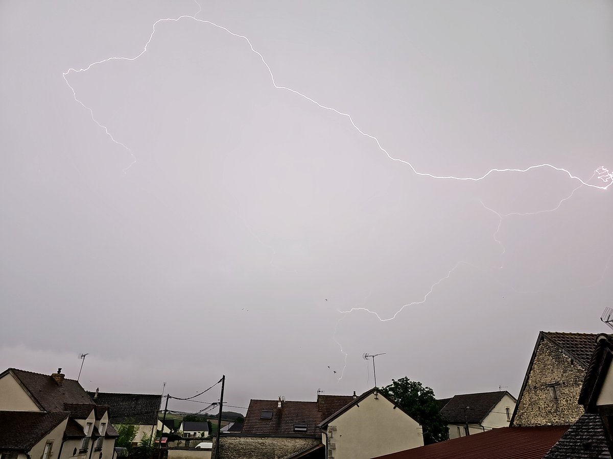 pjon21's tweet photo. Orage vers #tilchatel https://t.co/vPfLybH3JP