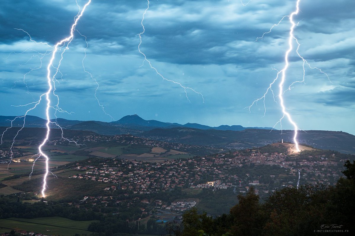 EricTarrit's tweet photo. Photo d'un orage complètement dingue avec des coups de foudre en air totalement sec lors du l'heure bleue ce matin sur Veyre Monton

#auvergne #stormchaser #explo_auvergnerhonealpes #auvergnehorizon #igersclermontferrand #puydedome #Veyremonton #myauvergne #auvergnetourisme https://t.co/t27tLbdNju