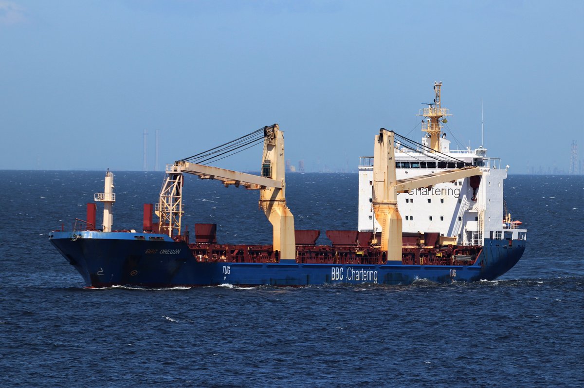 panamaru2's tweet photo. 08月02日の午後、#BBC_Chartering が運行する #BBC_12K_360A_Class #重量物運搬船 #BBC_OREGON #IMO9501265 GRT9618t b-2010 が横浜港外の錨地を離れ、横浜航路に入り、本牧埠頭A-6号バースに接岸しました。本船のポートサイドにNMF社製大型ship crane 250mt 2基が積載されています。 https://t.co/k07sbHuUx2