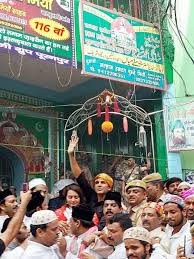 mangeshspa's tweet photo. या @madar @chod अक्षय कुमारला हनुमानजीच्या मुर्तीवर तेल टाकणे, नारळ फोडणे हे ढोंग वाटते पण दर्ग्यावर जावून चादर चढवणे म्हणजे आस्था वाटते!

हरामखोर @akshaykumar हिंदू आस्था के साथ मजाक तुझे महंगा पडेगा! @ponkshes सर आपल्याला याचे विचार पटतात काय? आपण प्रमोट केले याच्या चित्रपटाला. https://t.co/RsHizHJAiw