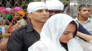 mangeshspa's tweet photo. या @madar @chod अक्षय कुमारला हनुमानजीच्या मुर्तीवर तेल टाकणे, नारळ फोडणे हे ढोंग वाटते पण दर्ग्यावर जावून चादर चढवणे म्हणजे आस्था वाटते!

हरामखोर @akshaykumar हिंदू आस्था के साथ मजाक तुझे महंगा पडेगा! @ponkshes सर आपल्याला याचे विचार पटतात काय? आपण प्रमोट केले याच्या चित्रपटाला. https://t.co/RsHizHJAiw