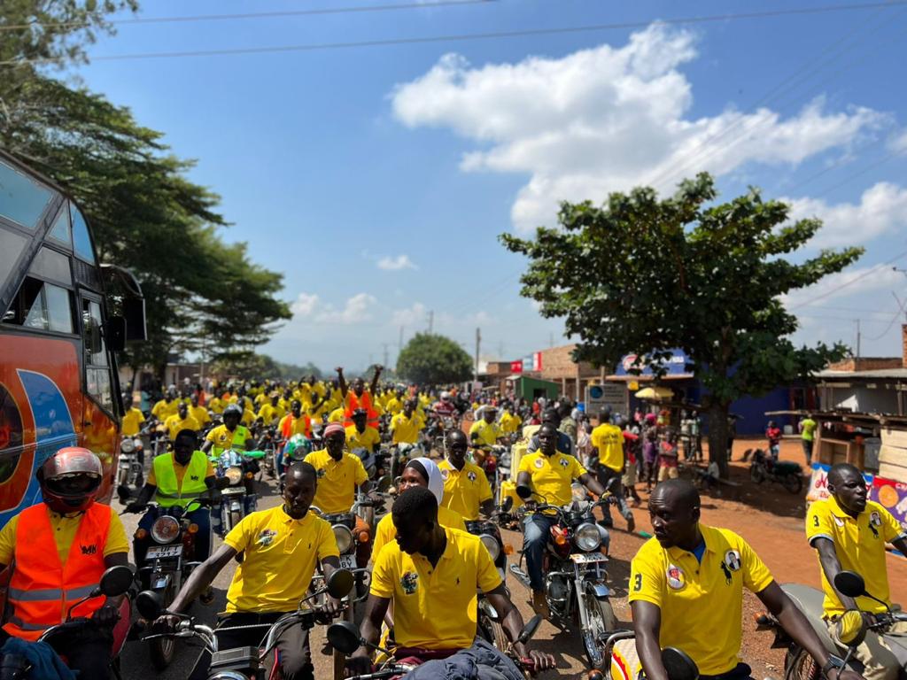 PHOTOS: The Senior Presidential Advisor on Special Operations Gen. Muhoozi Kainerugaba arrives at Kongunga Primary School in Kachumbala County, Bukedea District.
#UBCUpdates | #UBCAt60