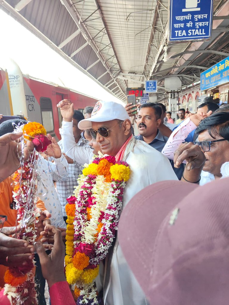 venupnair_nrmu's tweet photo. Daund station at 13.21 ….🙏🏻🚩🚩🚩🚩

@ShivaGopalMish1 @airfindia @AIRF_COMMS @NWREU @NFRMUNJP1 https://t.co/lA7GppdQ7o