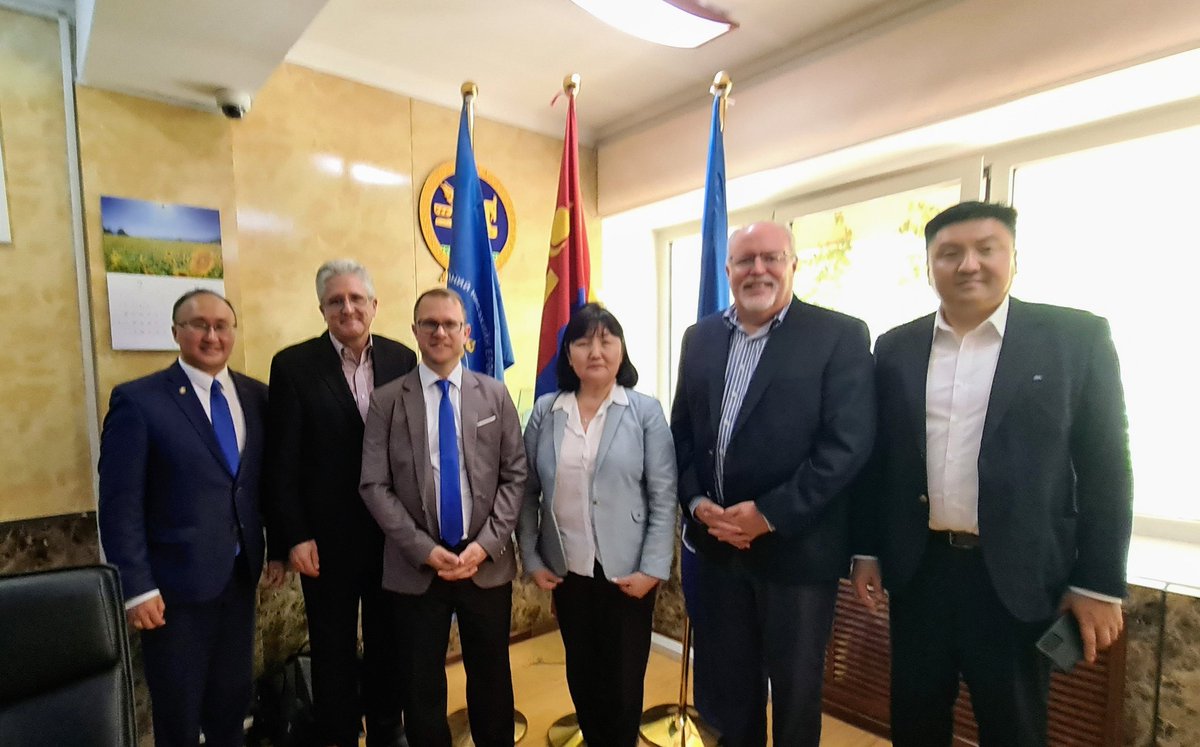 #OpenSkiesAgreement-ын бэх нь хатаагүй байхад эхний үр дүн гараад эхэллээ: <a href="/AmChamMongolia/">AmCham Mongolia</a> Монгол улсын general aviation-ы салбарт хөрөнгө оруулахаар судалж буй Par Avion Global компанийн захирлуудтай уулзав. 30 гаруй оронд 75 жил ажилласан туршлагатай компани бна. <a href="/OyunerdeneMN/">Л.Оюун-Эрдэнэ</a>