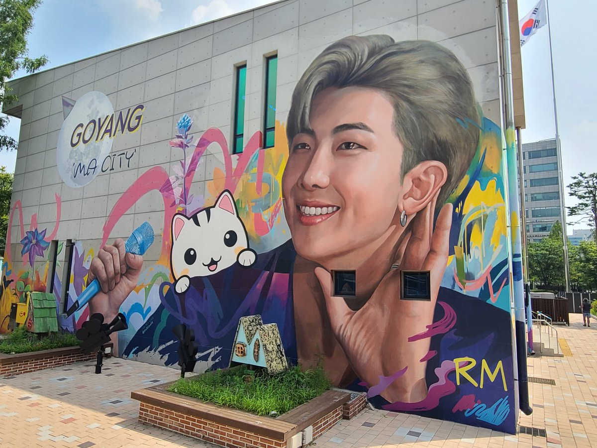 kypark121's tweet photo. ソウル市内から1時間弱バスに揺られ、ナムさんの"MA CITY"一山へ行ってきました。高陽市観光情報センターの壁画、街を見守るような爽やかなナムさんが描かれていました。ちなみに目線の先はロッテ百貨店でした。お父さんお母さんに手を引かれて来たのでしょう。(知らんけど)+ https://t.co/LWnGft4kDN