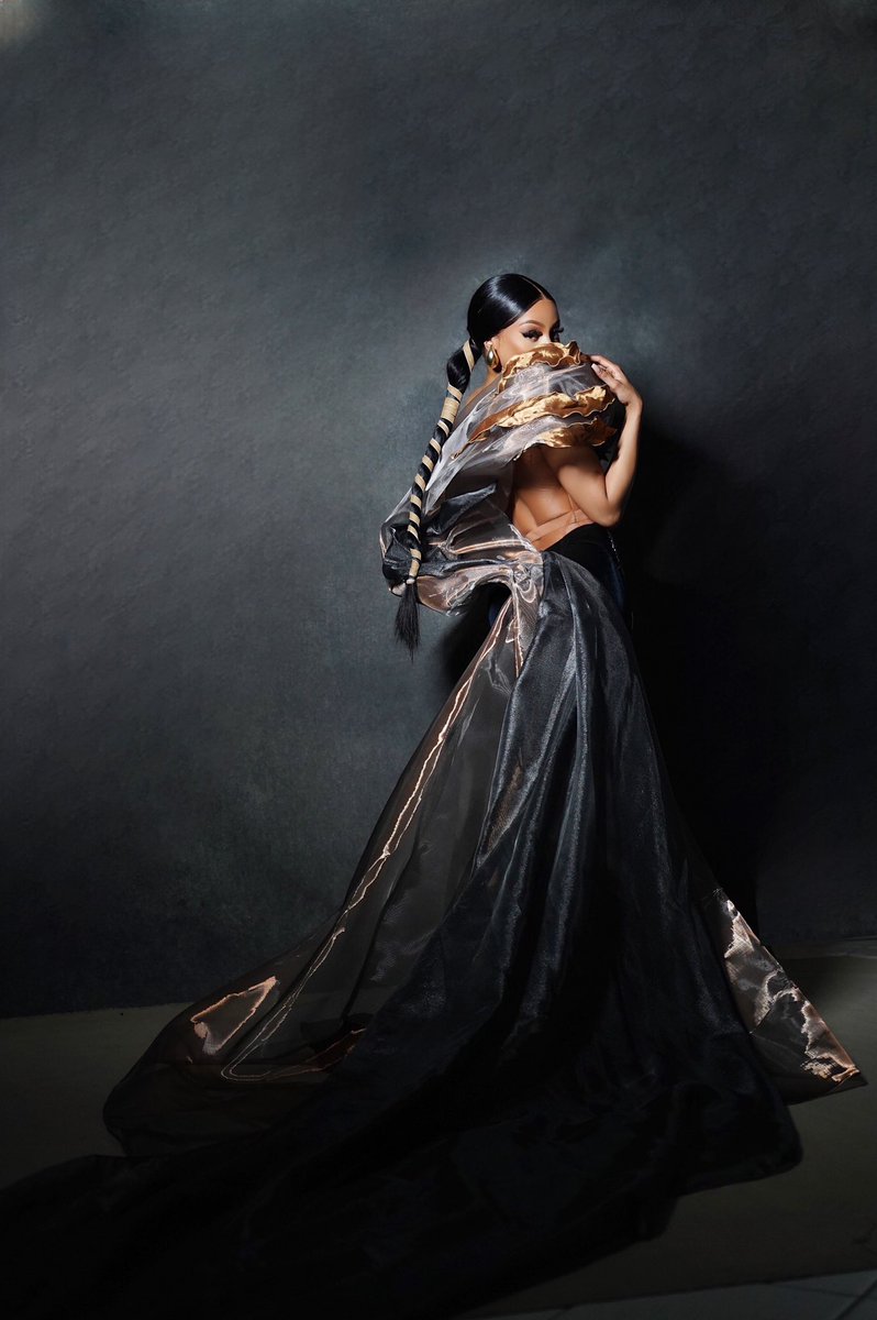 Bonang's tweet photo. Custom Biji. 🖤 #MissSA2023 https://t.co/ZPiYCtN37z