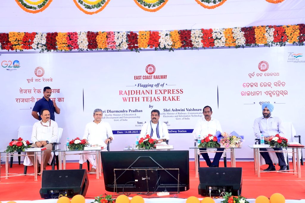 dpradhanbjp's tweet photo. ଏହି ତେଜସ୍ ରେକ୍ ଲାଗିବା ପରେ ରାଜଧାନୀ ଏକ୍ସପ୍ରେସ୍ ଘଣ୍ଟା ପ୍ରତି ୨୦୦ କିମି ବେଗରେ ଚାଲିବ । ଟ୍ରେନରେ ଯାତ୍ରୀଙ୍କ ପାଇଁ ଅତ୍ୟାଧୁନିକ ସୁବିଧା ରହିଛି । ମୋଦିଜୀଙ୍କ ‘ବିକଶିତ ଭାରତ’ରେ ଯାତ୍ରୀ ସୁବିଧା ମହତ୍ତ୍ୱପୂର୍ଣ୍ଣ ହୋଇଛି । ଓଡ଼ିଶା ପାଇଁ ରେଳ ଅନୁଦାନ ଓ ନୂଆ ରେଳ ଲାଇନ ଚଳାଚଳ ଅପେକ୍ଷା ଠାରୁ ଅଧିକ ହୋଇଛି । ଓଡ଼ିଶାର ବିକାଶ ପାଇଁ ପ୍ରଧାନମନ୍ତ୍ରୀ @narendramodi ପ୍ରତିଶ୍ରୁତିବଦ୍ଧ ।