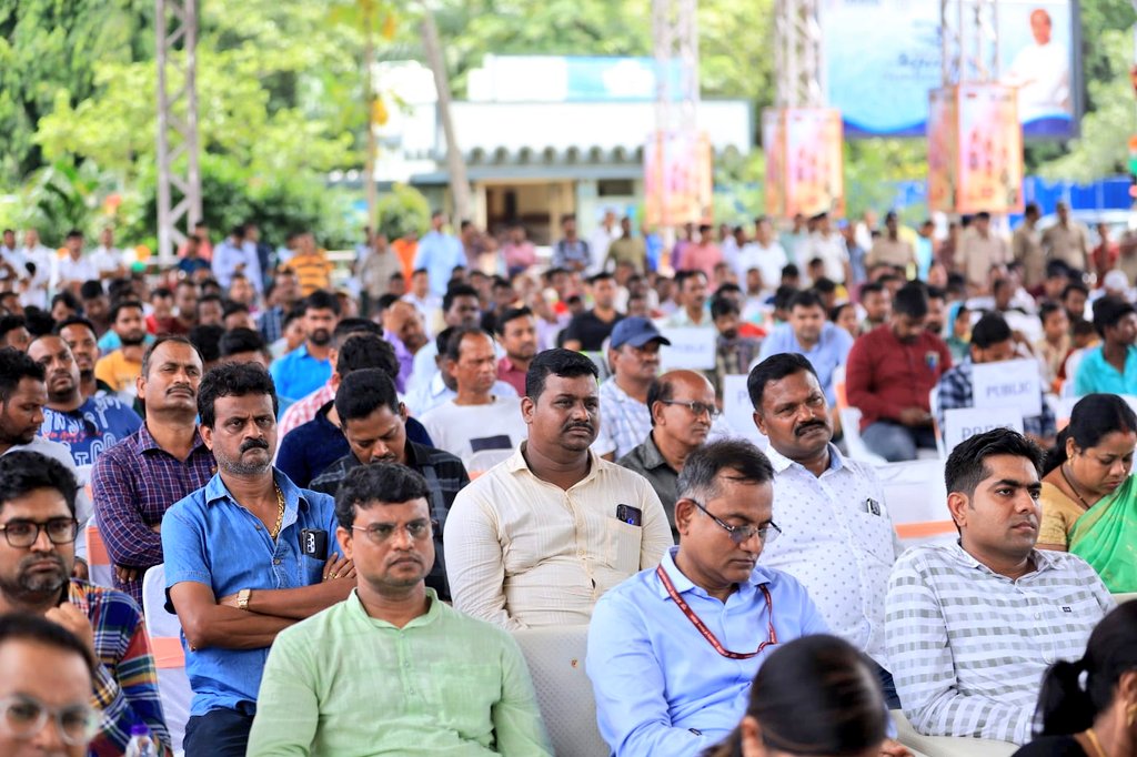 dpradhanbjp's tweet photo. ଏହି ତେଜସ୍ ରେକ୍ ଲାଗିବା ପରେ ରାଜଧାନୀ ଏକ୍ସପ୍ରେସ୍ ଘଣ୍ଟା ପ୍ରତି ୨୦୦ କିମି ବେଗରେ ଚାଲିବ । ଟ୍ରେନରେ ଯାତ୍ରୀଙ୍କ ପାଇଁ ଅତ୍ୟାଧୁନିକ ସୁବିଧା ରହିଛି । ମୋଦିଜୀଙ୍କ ‘ବିକଶିତ ଭାରତ’ରେ ଯାତ୍ରୀ ସୁବିଧା ମହତ୍ତ୍ୱପୂର୍ଣ୍ଣ ହୋଇଛି । ଓଡ଼ିଶା ପାଇଁ ରେଳ ଅନୁଦାନ ଓ ନୂଆ ରେଳ ଲାଇନ ଚଳାଚଳ ଅପେକ୍ଷା ଠାରୁ ଅଧିକ ହୋଇଛି । ଓଡ଼ିଶାର ବିକାଶ ପାଇଁ ପ୍ରଧାନମନ୍ତ୍ରୀ @narendramodi ପ୍ରତିଶ୍ରୁତିବଦ୍ଧ ।