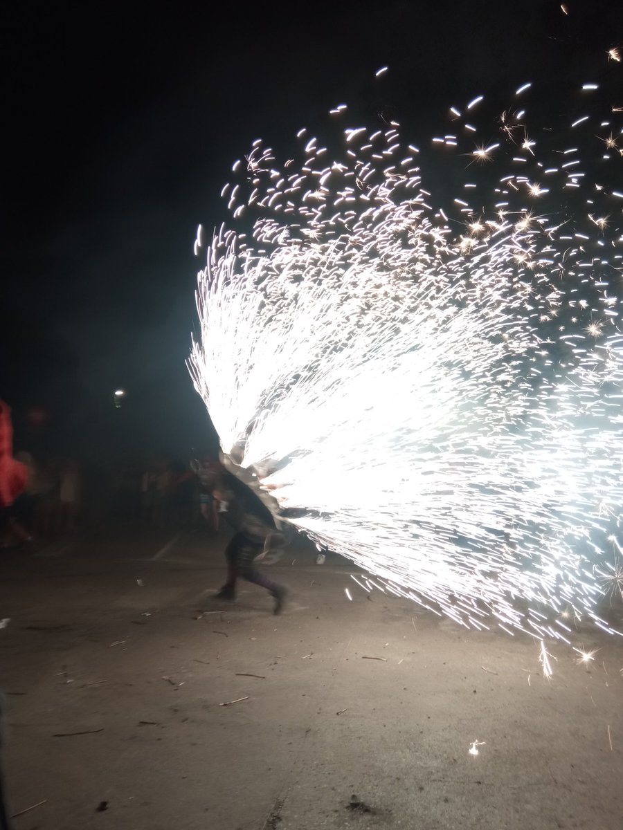 Correfoc a Roses amb <a href="/senyorsdelfoc/">Senyors del Foc</a>  i <a href="/FactoriaDeSo/">Factoria de So</a> genial! 😈😈🔥🔥