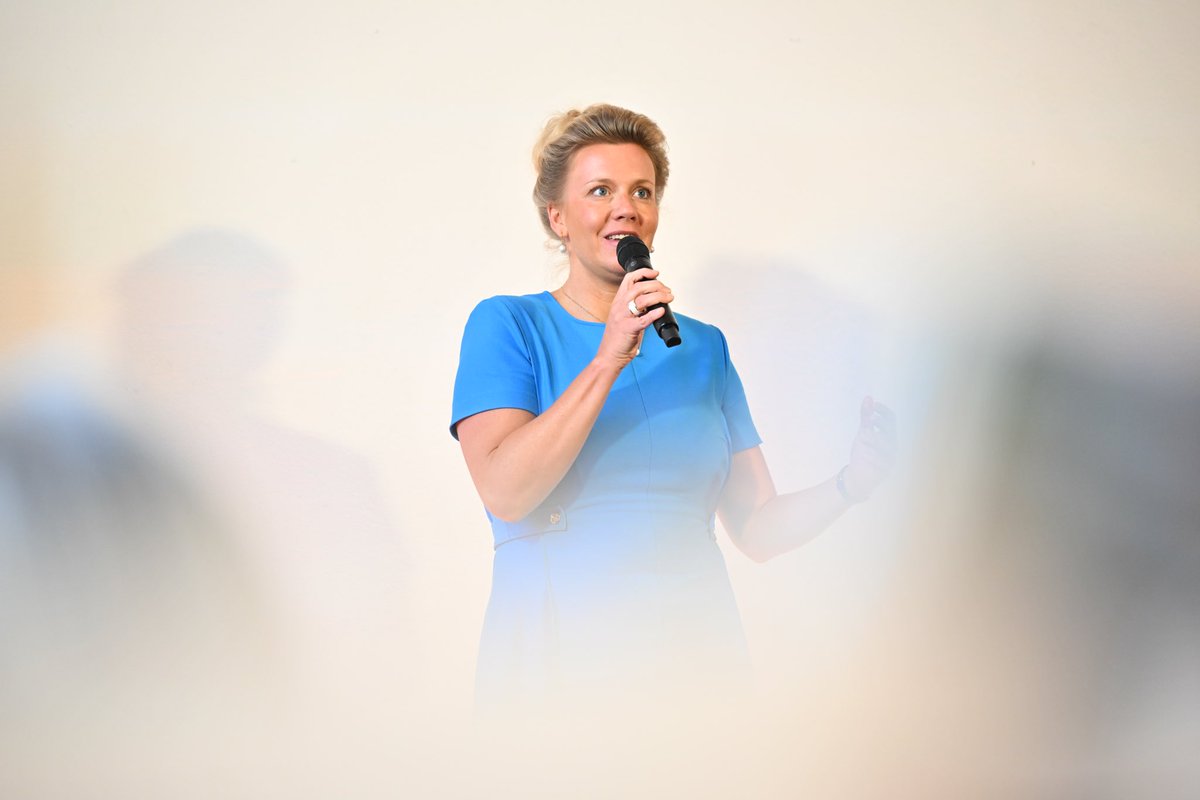 MKW_NRW's tweet photo. Die Förderung für die 26 Dritten Orte geht bis Ende 2026 weiter. 25 weitere können sich für eine Förderung bewerben. Ministerin Ina Brandes: „Ich bin zutiefst beeindruckt von Ihrer Kreativität, Ihrer Energie, Ihrem Engagement und Ihrem Durchhaltevermögen.“
https://t.co/gXu8kZT4XE https://t.co/qHDzkrky8A