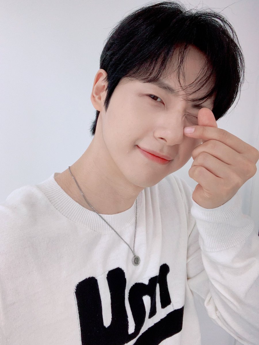 바나들아 오래 기다렸지? 엄청 설렌다❤️ 
조금 이따가 봐! 💚 🐻🐤🐶

weverse.io/b1a4/live/3-12…