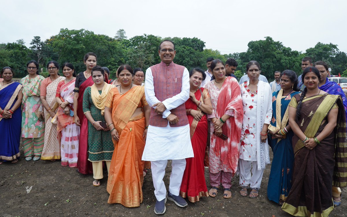 माननीय मुख्यमंत्री श्री <a href="/ChouhanShivraj/">Shivraj Singh Chouhan</a> जी ने अपने प्रतिदिन पौधरोपण के क्रम में आज स्मार्ट पार्क, भोपाल में 75 लाड़ली बहनों के साथ विभिन्न प्रजातियों के पौधे रोपे।

#OnePlantADay