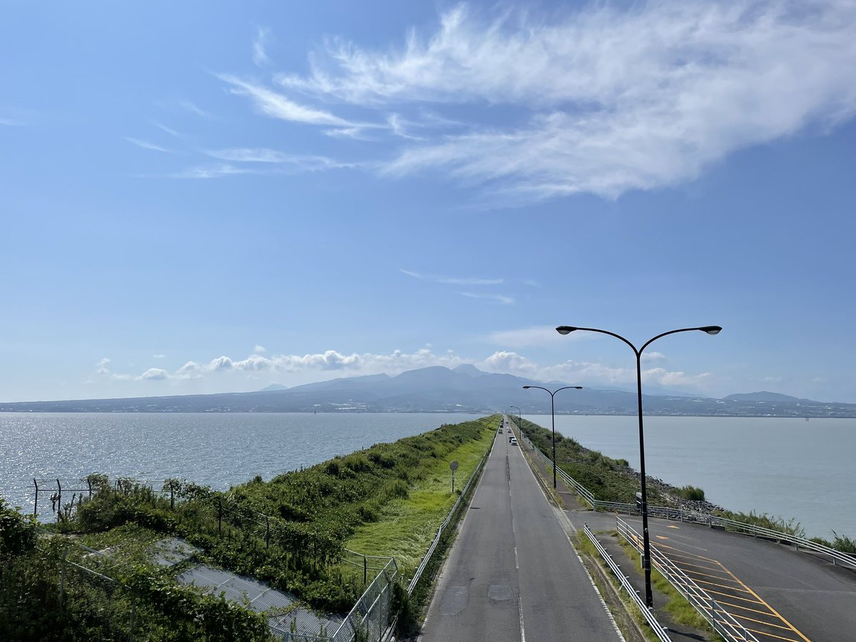 kenzo0022's tweet photo. 島原に行きました。
諫早湾干拓堤防道路と温泉街で見つけた猫 https://t.co/cUZgEYGsXD
