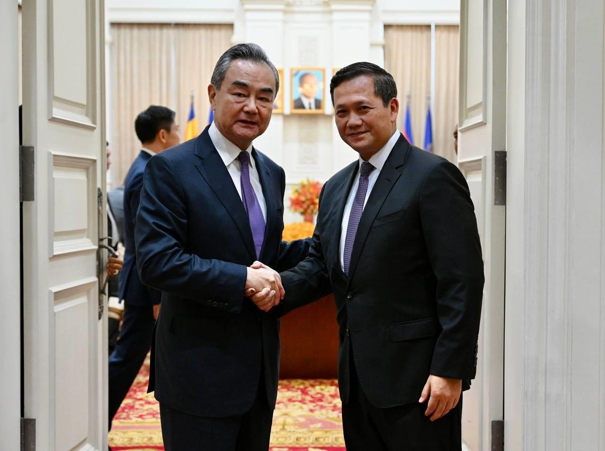 engvanda34's tweet photo. H.E. Kitti Tesaphibal Pundit #HunManet and H.E #WangYi pledged to further promote closer #Cambodia-#China #cooperation. https://t.co/0AvJIiRnuZ
