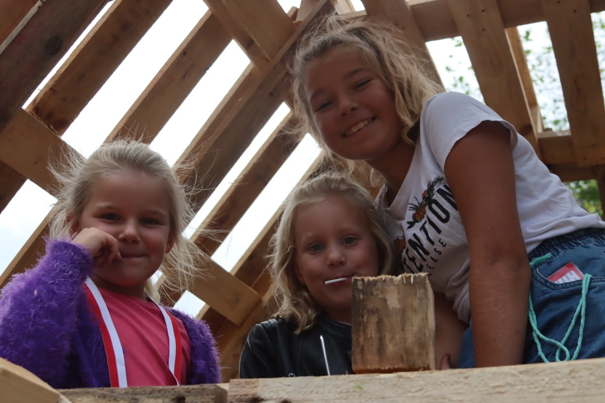 bouwdorp's tweet photo. MAANDAGMORGEN BOUWDORP OPEN. Maandag 21 augustus gaat de poort open voor haast duizend kinderen. Kinderen krijgen dan meteen hun polsbandje om. https://t.co/SSMRsopNk5