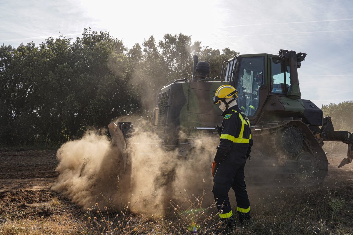 Nos sapeurs-sauveteurs sont prépositionnés à #Orange avec 1 sous-groupe du génie intégré #SGGI composé de 4️⃣ militaires du 19e régiment du génie dans le cadre de l’opération #Héphaïstos. 👉🏼 La mission : protéger la population et sauvegarder le territoire 👨‍👩‍👦‍👦🌲