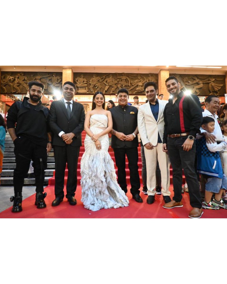 HellyAmola's tweet photo. 🌠🌠💝
#NamasteVietnamfestival
#hellyshah https://t.co/FrLXGPuAzb