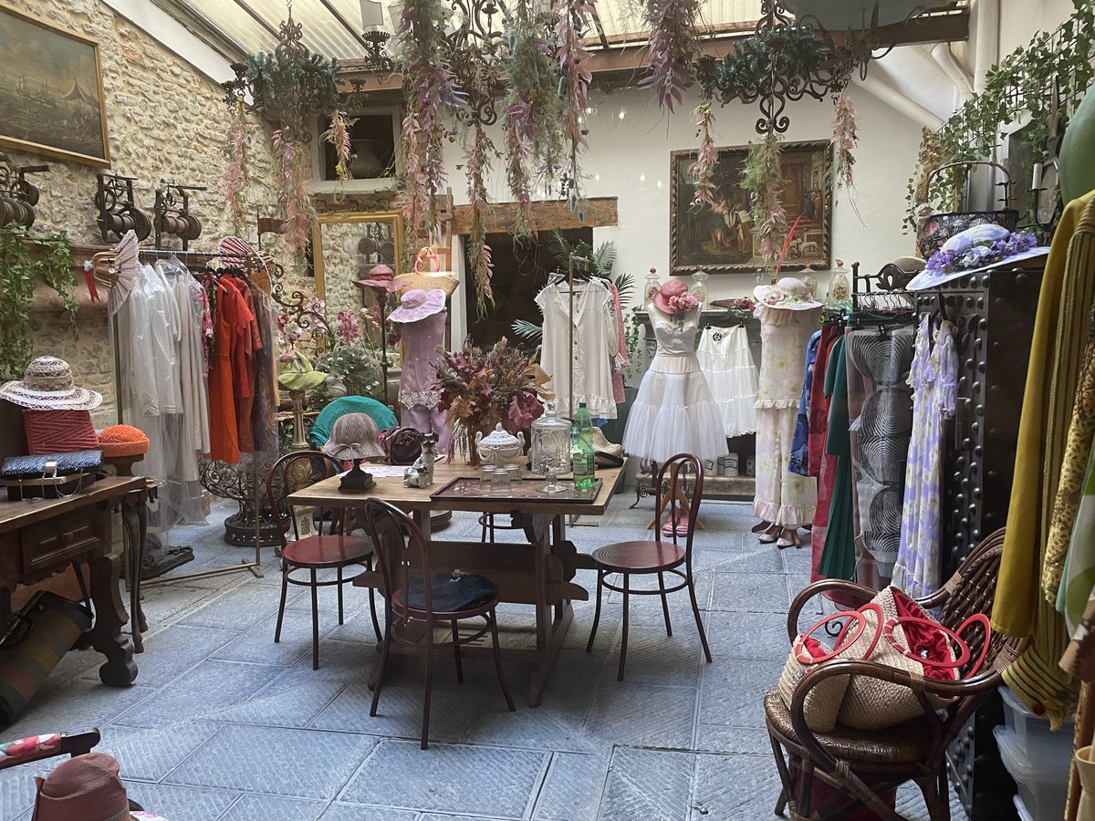 Exploring the wonderful charity shops of Florence has given me lots of new ideas!  And a blog post! frankieandruby.co.uk/blogs/sustaina…