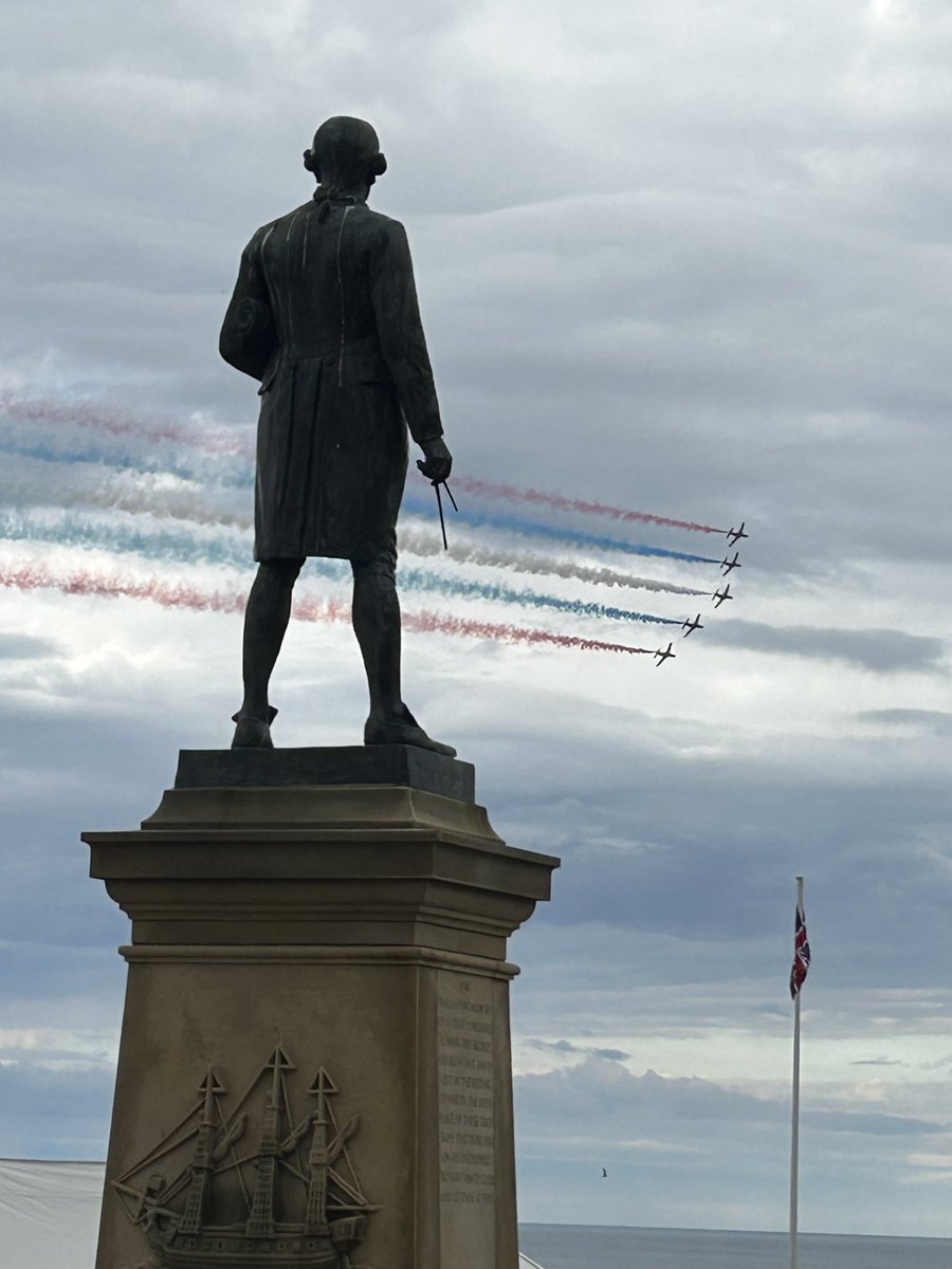 rlwalker_1968's tweet photo. Captain Cook watching The Red Arrows yesterday, at The Whitby Regatta. Brilliant display as always #WhitbyRegatta2023 #RedArrows #royalairforce #RAF #whitby #whitbyregatta https://t.co/toPxXw2EQF