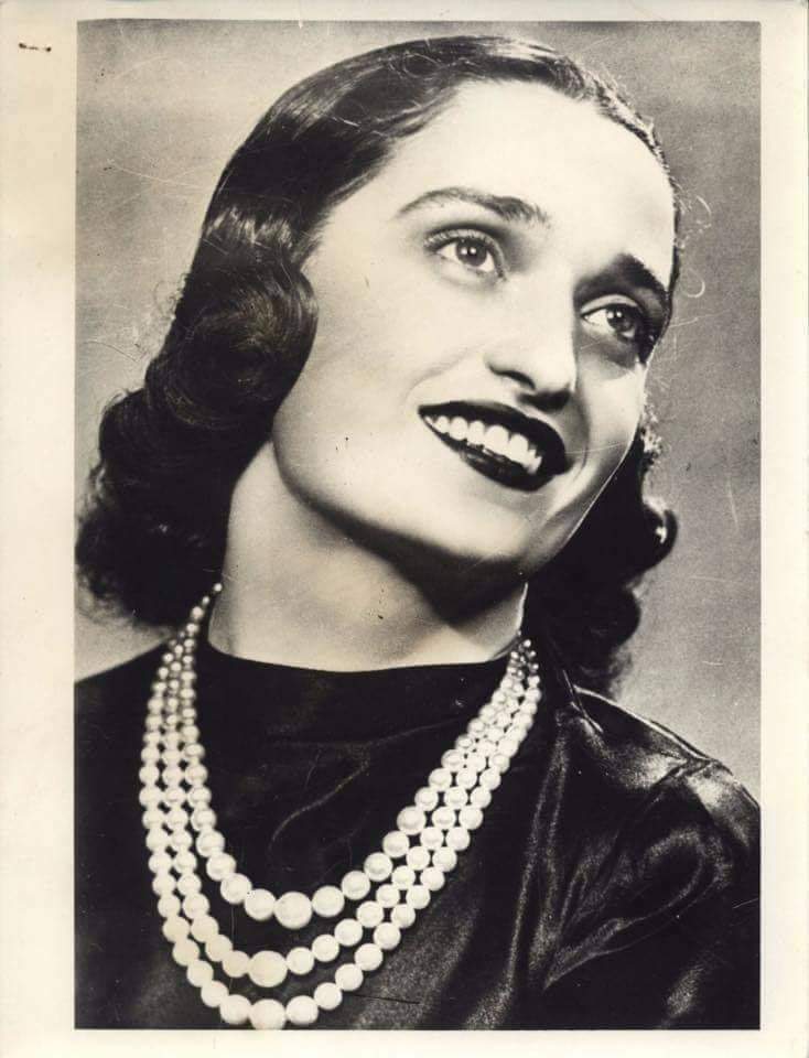 Iperbole_'s tweet photo. Il 14 Agosto 1944 fu fucilata dai fascisti al Colle della Guardia di Bologna, la partigiana Irma Bandiera.

Torturata e minacciata, non rivelò i nomi dei compagni di lotta, e pagò con la vita il suo coraggio.

Un murale col suo splendido sorriso irradia una scuola cittadina. https://t.co/W3aqYewHAe
