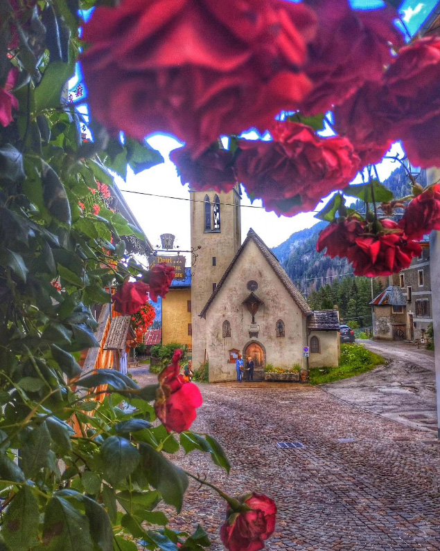 TurismoVeneto's tweet photo. #Sottoguda è uno dei #BorghipiùBelli d'Italia, è Bandiera Arancione del Touring Club e l'antica chiesetta dei Santi Fabiano, Sebastiano e Rocco è una delle 10 più belle dell'arco alpino @siviaggia
⛪ https://t.co/JDifuOdm0s
#VisitVeneto
📸 IG lastrega_del_sud_ https://t.co/cEWjCgn8eH