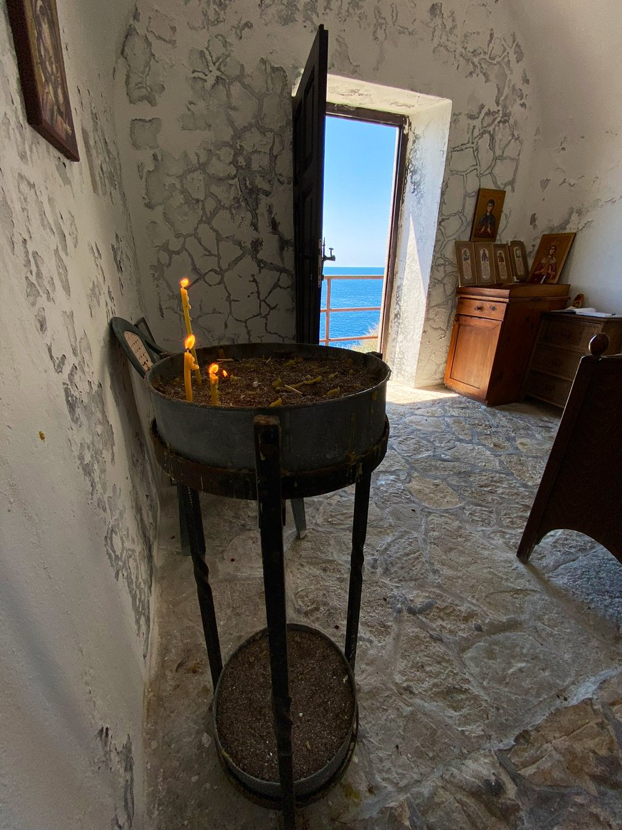 Duidelijke boodschap van de Sint Nedjelja Church, even buiten de kust van Petrovac: bouw je kerk op de rots!
#balkan #montenegro #roadtrip