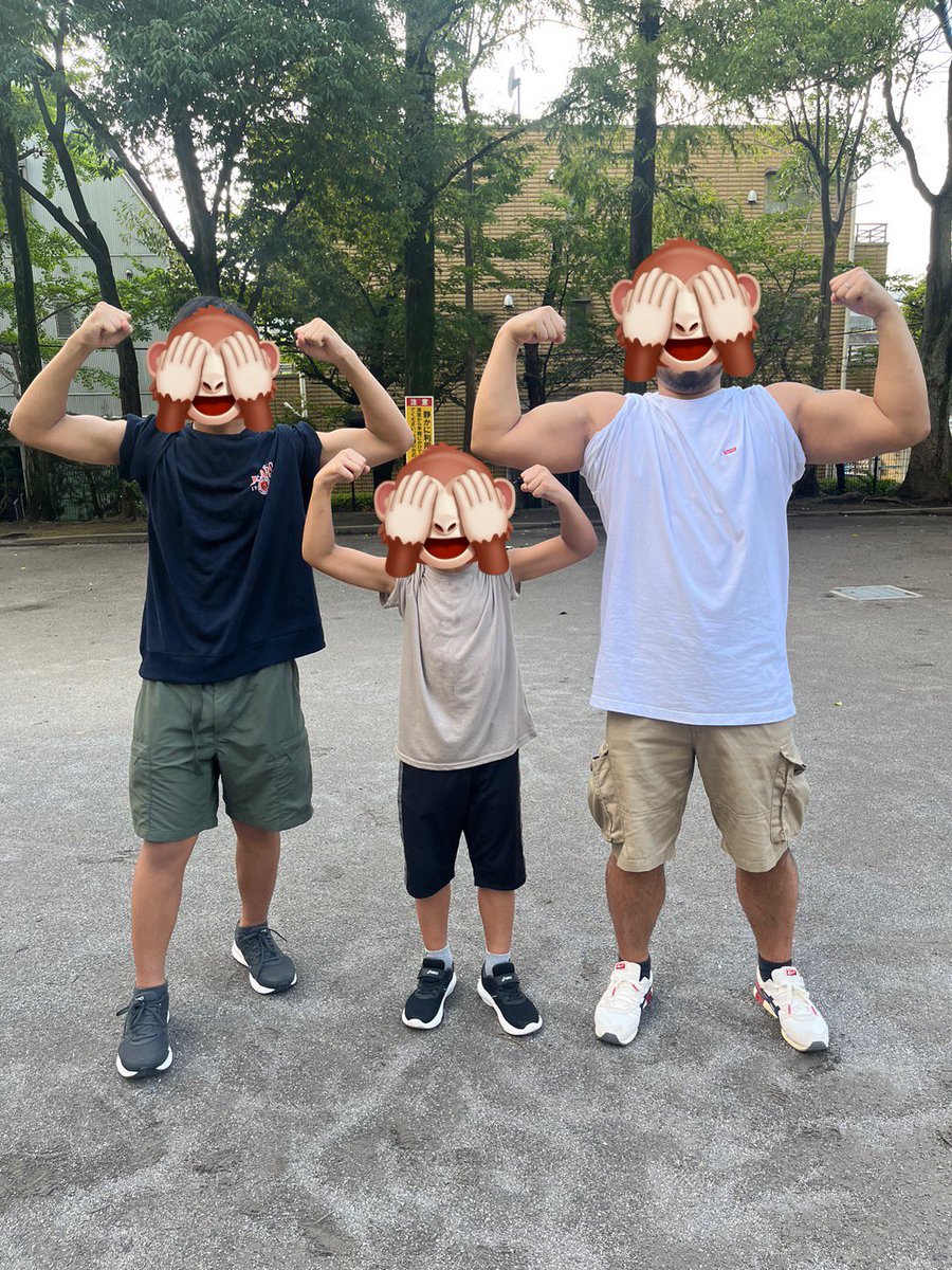 pitburupo's tweet photo. 公園の器具をトレーニングにすぐ結び付けて嫌がられる親父☺️息子2人とダブルバイセップス😆
#筋トレ https://t.co/FWdv0jrSkM