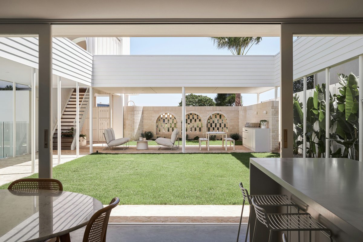 lopedetoledo's tweet photo. La importancia de un buen patio en arquitectura.
[Arca House, Hogg&amp;Lamb] https://t.co/QM9cFz1Ncw