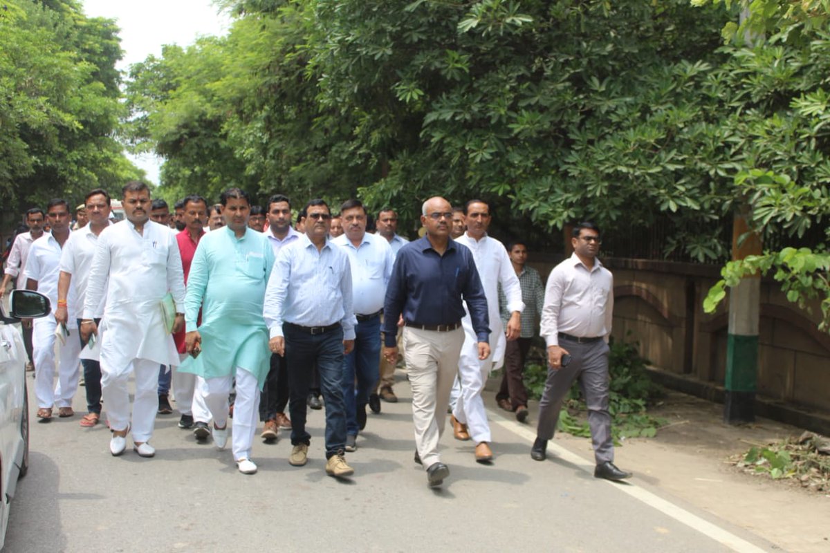 CmoBaghpat's tweet photo. विकास भवन में विभाजन विभीषिका स्मृति दिवस के अवसर पर लगाई गई विभाजन विभीषिका प्रदर्शनी जिलाधिकारी जितेंद्र प्रताप सिंह जी ने किया अवलोकन,और विकास भवन से कलेक्ट्रेट तक निकाली गई मौन यात्रा और कलेक्ट्रेट में 2 मिनट का रखा गया मौन @BagpatDm @brajeshpathakup @ChiefSecyUP @CMOfficeUP https://t.co/IrFhVv9kay