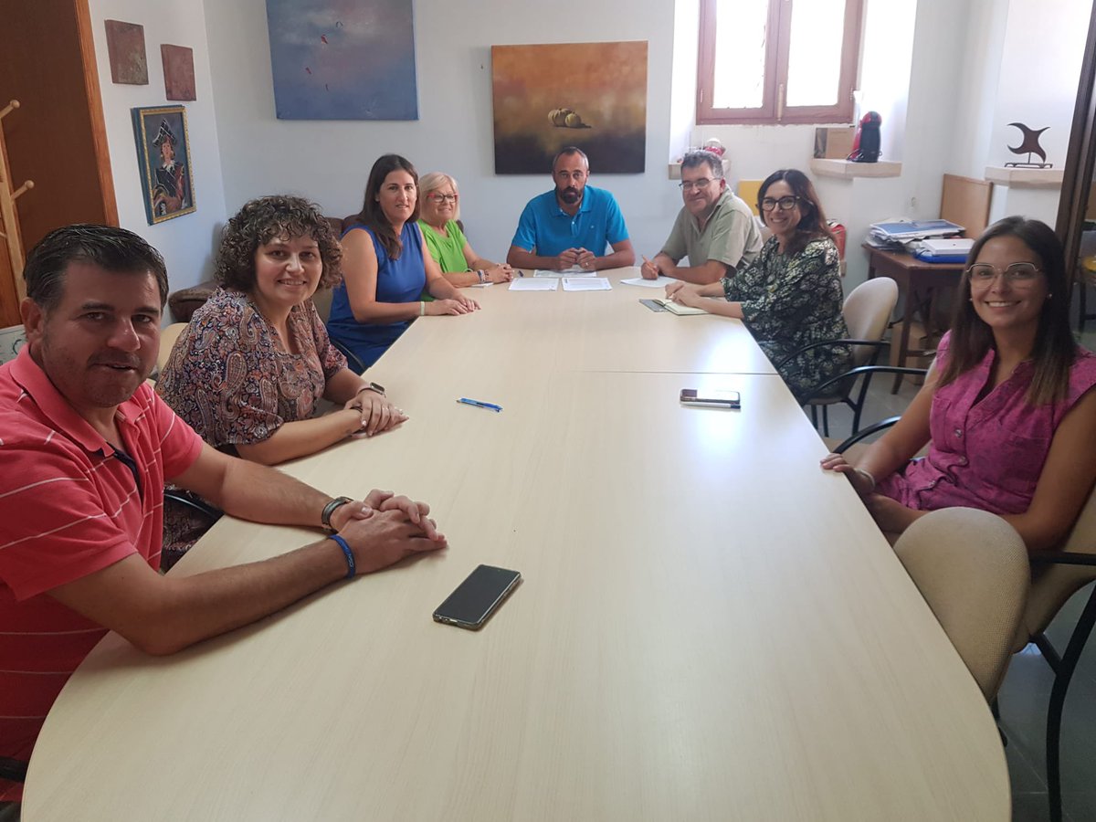 AgriculturaGOIB's tweet photo. El conseller d'@AgriculturaGOIB, Joan Simonet, acompanyat de la directora de Medi Natural i Gestió Forestal, Anna Torres, s'ha reunit aquest dilluns amb la batlessa de Campos, @xiscaporquer i el seu equip de govern. https://t.co/VEsSDM9d2j