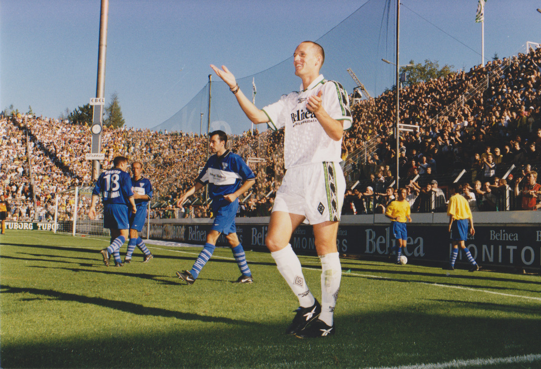 borussia's tweet photo. Matthias #Hagner feiert heute seinen 49. Geburtstag. #Hagner kam auf 35 Spiele für #dieFohlen. Alles gute, Matthias 🥳🎉 https://t.co/8HCUYpMmED