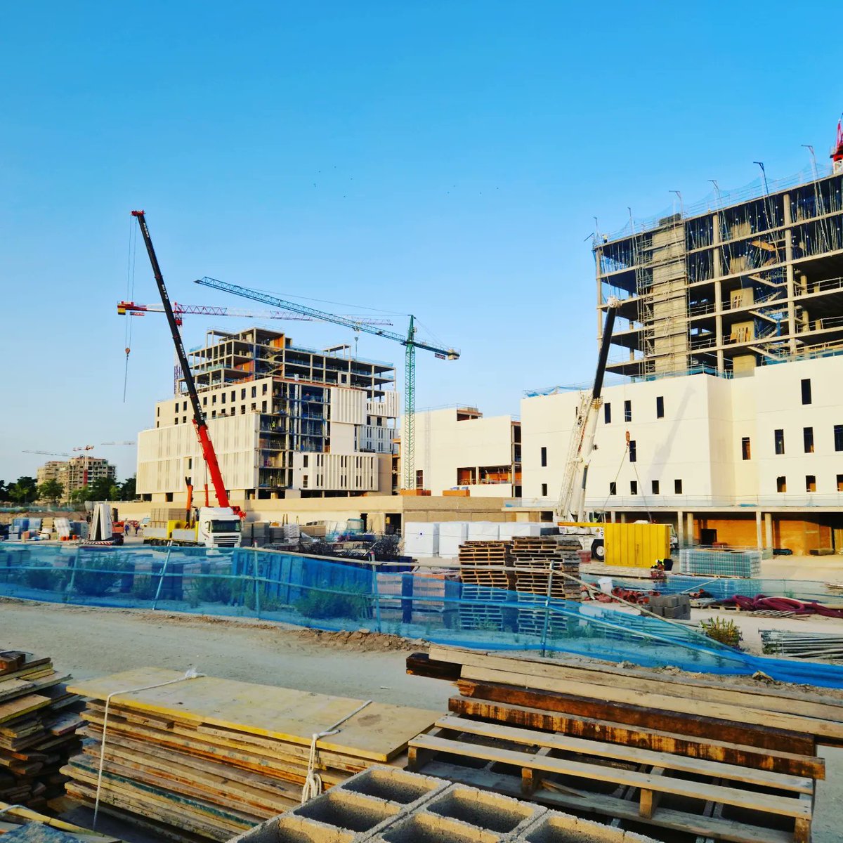 gainza_e's tweet photo. Hoy os dejamos el trabajo de uno de nuestros equipos realizado la semana pasada. Este futuro hotel en Valdebebas contará con 5 cm de espuma de poliuretano en los paramentos orientados al exterior. #aislamientotermico #espumadepoliuretano #poliuretanoproyectado #PUR #eficiencia https://t.co/odzaS1Z9Lj