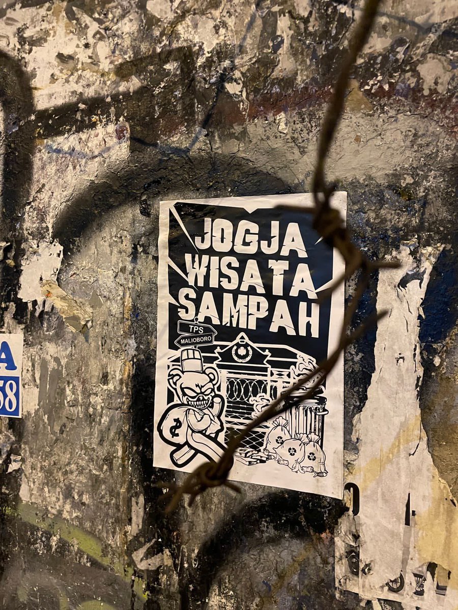 Banyak sekali cerita soal sampah di Jogja. Tapi masih kalah dg sampah di sepanjang jalanan ringroad &amp; tengah kota. Perkaranya, TPST Piyungan yg menjadi andalan, meskipun bermasalah bagi warga sekitar karena pengelolaannya buruk, ditutup dan belum ada solusi. #JogjaDaruratSampah