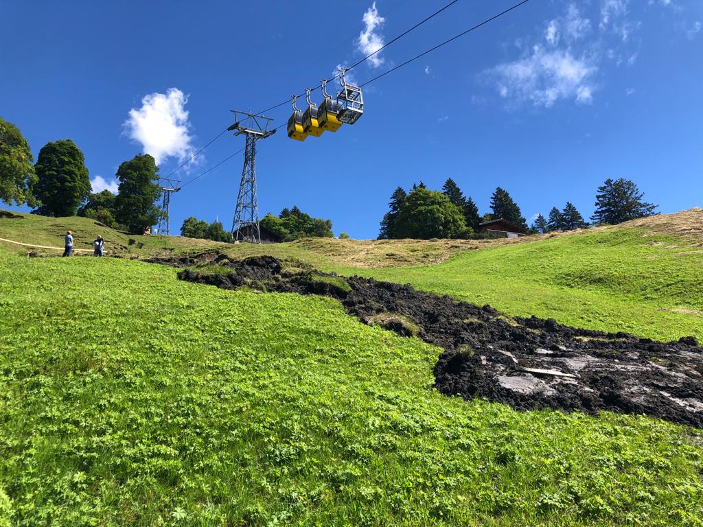 🚀 Neueste aus Braunwald: Evakuierung aufgehoben, Grotzenbühl-Seilbahn wieder in Betrieb. Sicherheitsüberprüfung nach Erdrutsch abgeschlossen. Geologische Einblicke: Starkregen als Auslöser. Zukunftspläne für Hangsicherheit. #Braunwald #GemeinsamStark