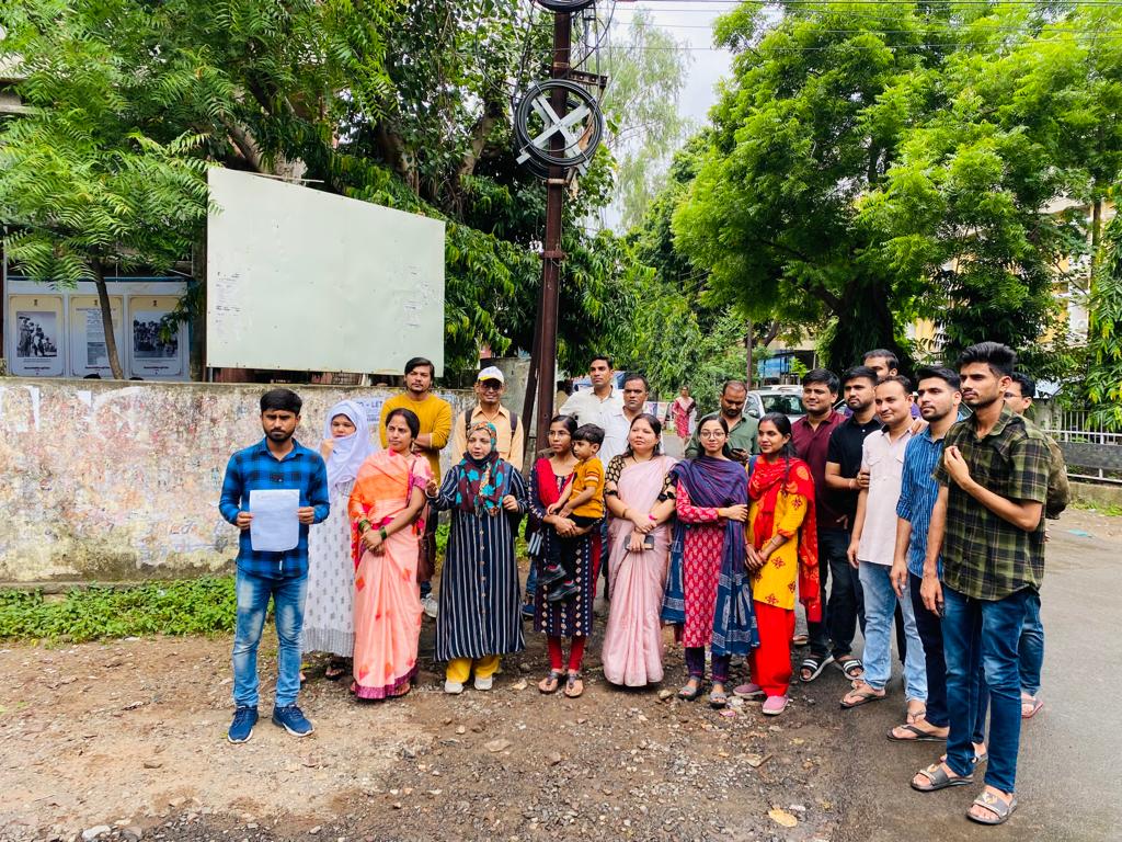 NEYU4INDIA's tweet photo. NEYU भोपाल टीम ने आज अभ्यर्थियों के साथ शिक्षक भर्ती वर्ग 1 (2023) के सभी विषयों में पद वृद्धि के लिए आज DPI में ज्ञापन सौंपा।

#IncreaseVarg1Post2023 

@schooledump @Indersinghsjp 
@ChouhanShivraj @MPTakOfficial @TheSootr @psamachar1 https://t.co/ZnkuOwcW2O