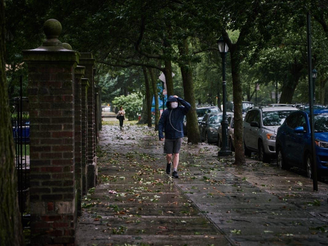 Forecasters warn storms barreling toward New York City could make for less-than-pleasant commuting. trib.al/cJMHFnR