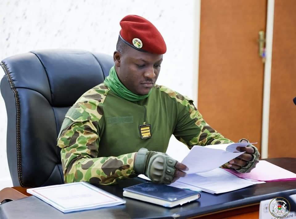MereAfrique's tweet photo. Beaucoup de contrats nous condamnent à être pauvres, estiment le chef de l’Etat du #Burkina, la capitaine Ibrahim Traoré 

Le Burkina a récemment dénoncé des conventions qui le lient avec l’Etat et une entreprise française. Le capitaine Ibrahim Traoré s’est prononcé, samedi, sur la résiliation des contrats avec des sociétés de l’Hexagone, à l’occasion de la Journée Internationale de la Jeunesse.

« Il y a beaucoup de contrats qui ont été signés qui nous condamnent à être pauvres », a dénoncé le Président de la Transition burkinabè.

Le Chef de l’Etat faisait référence aux conventions signées entre le Burkina et les pays occidentaux, notamment la France.

A titre d’exemple, une convention de concession convention signée en octobre 2021 avec le groupe Meridiam/Marseille octroyait à l’entreprise française une autorisation pour l’exploitation de l’aéroport de Donsin, pendant une durée de trente (30) ans, alors que son apport de sa réalisation est en dessous de 30%.

Le gouvernement de transition a résilié ledit contrat et assuré disposer « d’alternatives crédibles avec d’autres partenaires pour trouver un modèle de financement qui préserve les intérêts de l’Etat ».

Lundi dernier, le gouvernement avait dénoncé la Convention fiscale de non double imposition signée en août 1965 entre le Burkina et la République française.

Le capitaine Ibrahim Traoré a souligné l’immensité des potentialités dont dispose le pays. « Personne ne doit venir encore nous dire qu'on est pauvre. On est pauvre parce qu'il y a eu de l'égoïsme, de l'égocentrisme. On a dilapidé nos ressources (…). On a beaucoup d'autres choses dans notre sol que les gens cherchent ... », a-t-il ajouté.

La lutte contre l’impérialisme qu’il a dit avoir entamé « sera long, dur, mais ce n'est pas impossible, parce que nous croyons que bientôt nous allons y arriver »

« Le combat que nous menons, ce n'est pas uniquement pour le Burkina Faso, mais c'est un combat pour toute l'Afrique. Il est temps qu'on se réveille et que nous ne soyons plus amenés à traverser l'océan, à mourir pour chercher l'Eldorado tant vanté. On peut le créer ici », a laissé entendre le capitaine Ibrahim Traoré.

Les relations entre le Burkina et la France sont tendues depuis l’arrivée du capitaine Traoré au pouvoir, en septembre 2022. Il a demandé et obtenu les départs de l’ambassadeur de Paris à Ouagadougou et les militaires de l’opération Sabre.

Agence de Presse Africaine
12 août 2023