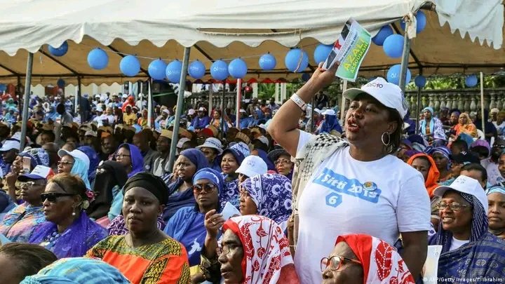 wananchitv's tweet photo. Chama tawala visiwani #Comoro cha Convention for the Renewal of the Comoros, CRC, kilikutana mwishoni mwa wiki iliyopita kuchagua katibu mkuu, nafasi ambayo wengine walitazamia ingechukuliwa na mtoto wake rais wa taifa hilo Nour El Fath Azali mwenye umri wa miaka 39.
Hatimaye lakini, chama hicho kiliamua kumpa muhula wa pili katibu mkuu wa sasa Youssoufa Mohamed Ali, mwanasiasa wa siku nyingi.
Hii iliwapelekea wachambuzi kumtazama Azali kama mrithi anaesubiri wa kiti cha baba yake Azali Asumani.