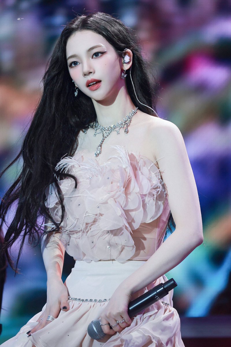 Aku udah cantik gini apa gak mau diajak main? ._. <a href="/ofcxjeno/">JENO</a>