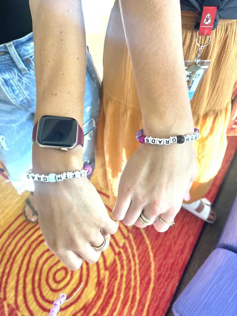“So make the friendship bracelets” 

Building culture and connections over here at Belinder Elementary 🐻

#timetoshine #leadershipcantakeusanywhere 

<a href="/belinder_prin/">Steve Yeoman, PhD</a> <a href="/theSMSD/">SM School District</a>
