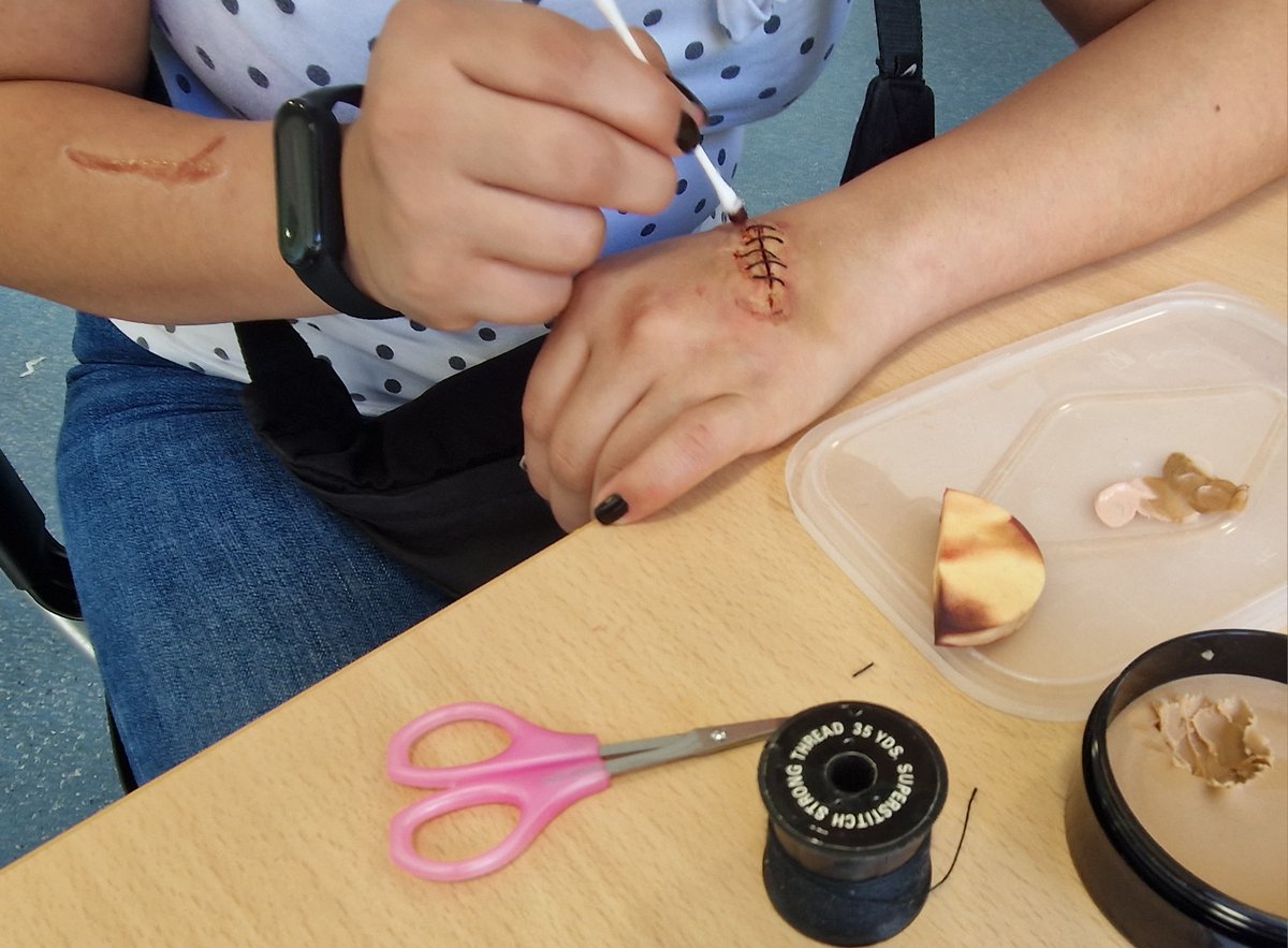 LiWilliamsArt's tweet photo. SFX under 18's wound making workshop, scar wax, latex, fake blood, oil based face paint.. for @SSSurgery https://t.co/HAMZhMEWrW